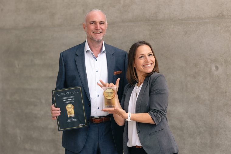 Volker Loibl und Melanie Reuß mit der Auszeichnung für apollo consulting