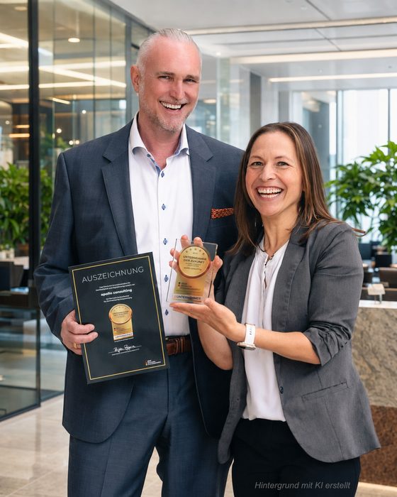 Volker Loibl und Melanie Reuß von apollo consulting mit Urkunde und Award Unternehmer der Zukunft